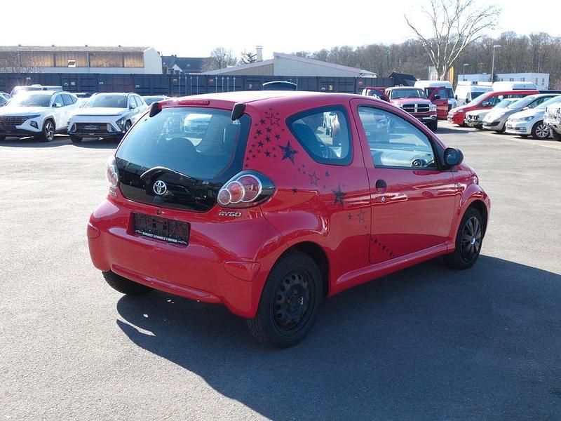 Gebraucht Toyota Aygo 68 PS (50 kW) 2009 Rot Kleinwagen