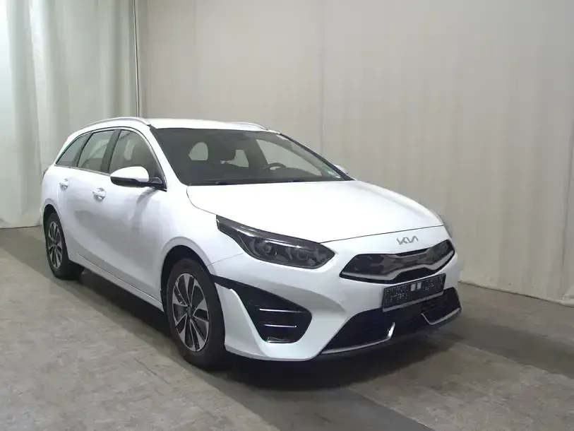Gebraucht Kia Ceed Vision 141 PS (103 kW) 2022 Weiss Kleinwagen