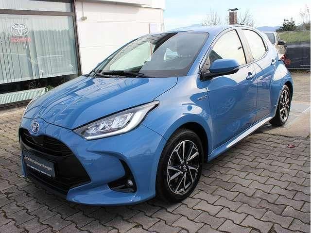 Urban blue (metallic) Gebraucht 2021 Toyota Yaris Hybrid Club Kleinwagen | 16.960 € (Fairer Preis) - Bild 1/4