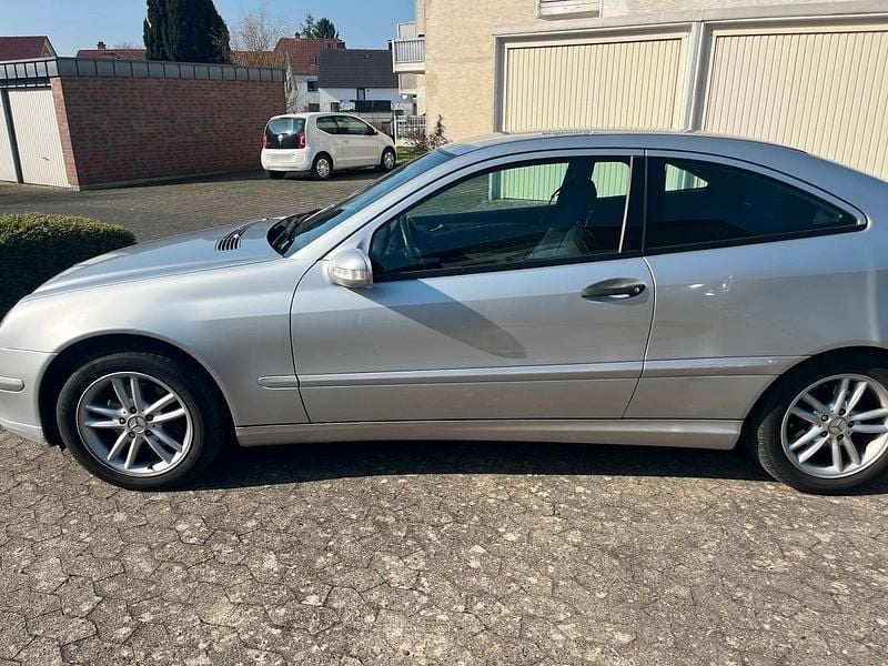 Gebraucht Mercedes C180 143 PS (105 kW) 2003 Silber Coupé