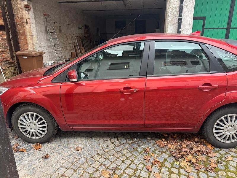 Rot Gebraucht 2009 Ford Focus Limousine | 2.750 € (Guter Preis) - Bild 1/4