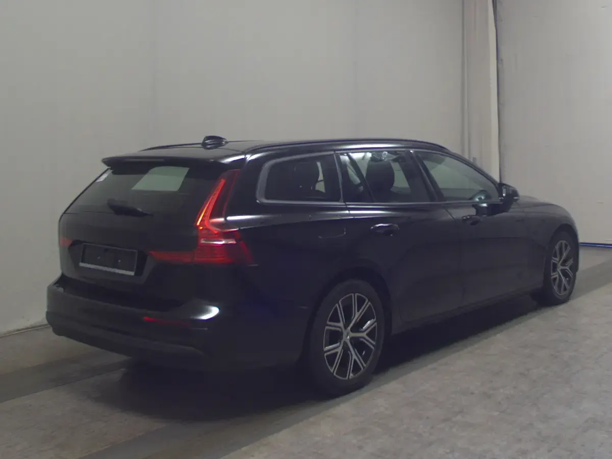 Gebraucht Volvo V60 163 PS (119 kW) 2022 Schwarz Kombi