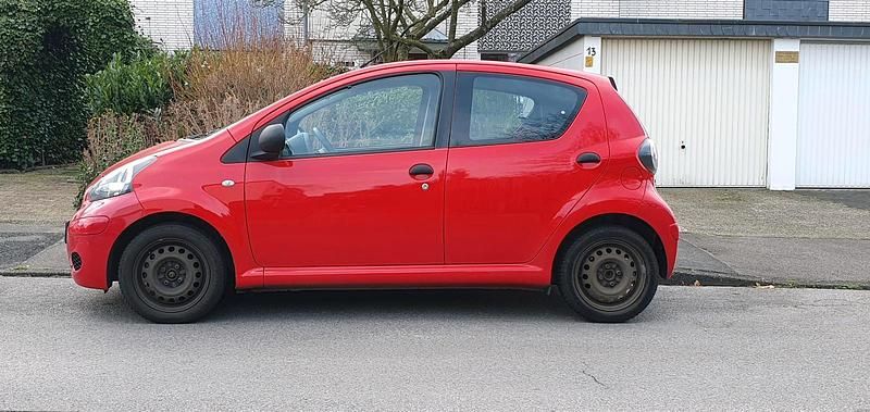 Rot Gebraucht 2010 Toyota Aygo Kleinwagen | 2.949 € (Guter Preis) - Bild 1/4