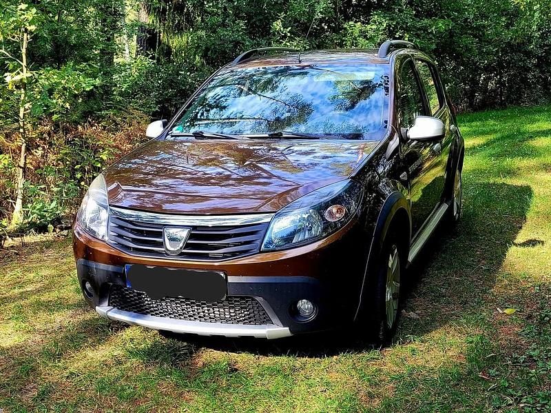 Braun Gebraucht 2012 Dacia Sandero Kleinwagen | 4.200 € (Guter Preis) - Bild 1/4