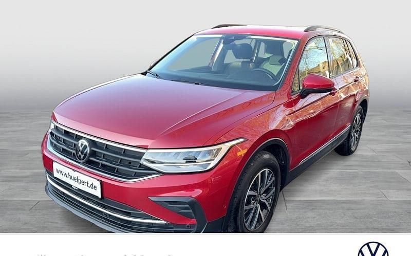 Gebraucht VW Tiguan Life 131 PS (96 kW) 2023 Rot SUV