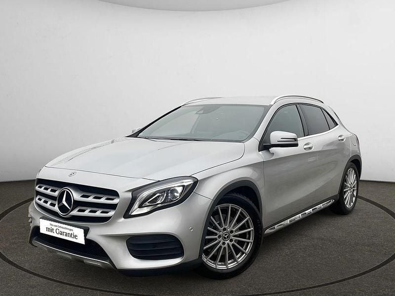 Polarsilber metalliclack Gebraucht 2017 Mercedes GLA250 AMG line SUV | 24.999 € (Fairer Preis) - Bild 1/4