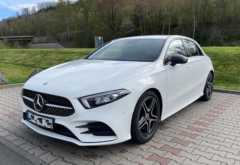 Weiß Gebraucht 2019 Mercedes A220 AMG line Limousine | 22.999 € (Fairer Preis) - Bild 1/4
