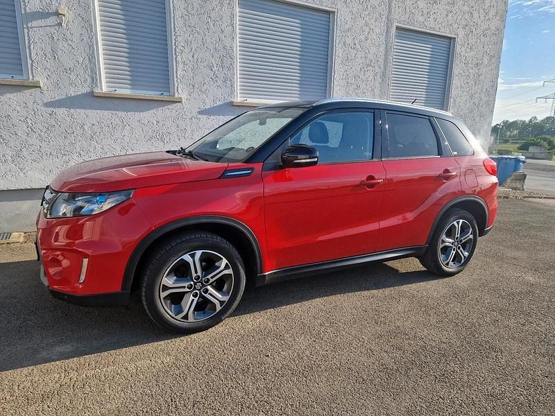 Gebraucht Suzuki Vitara 120 PS (88 kW) 2015 Rot Limousine