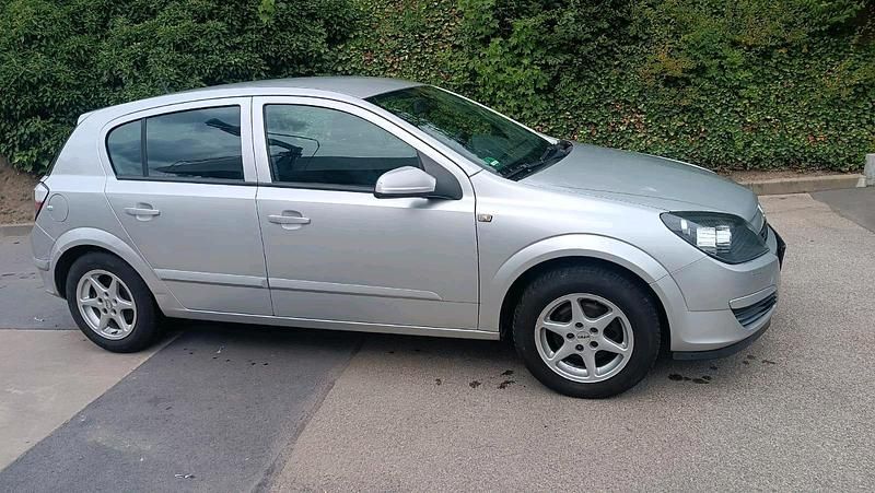 Silber Gebraucht 2005 Opel Astra Limousine | 1.450 € (Fairer Preis) - Bild 1/4