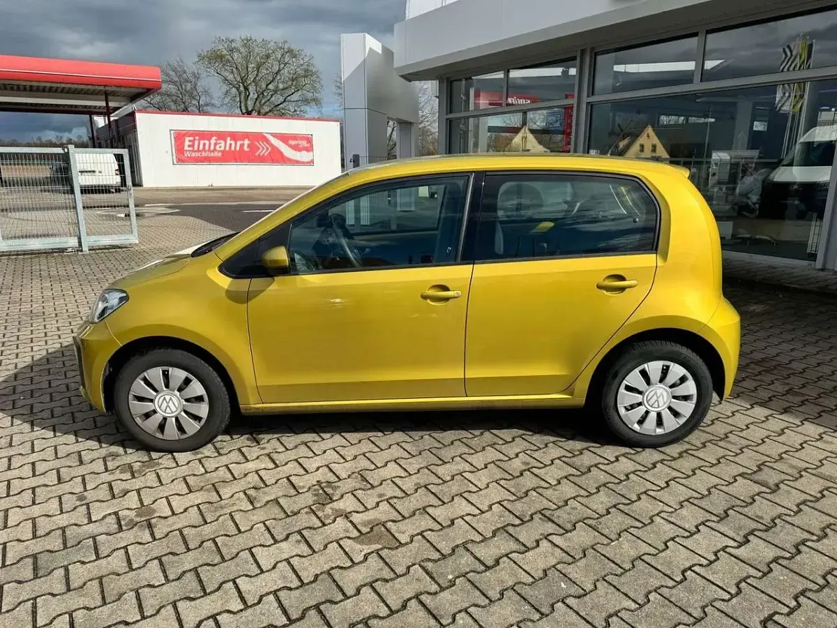 Gebraucht VW up! Move 65 PS (47 kW) 2021 Honey yellow metallic Kleinwagen