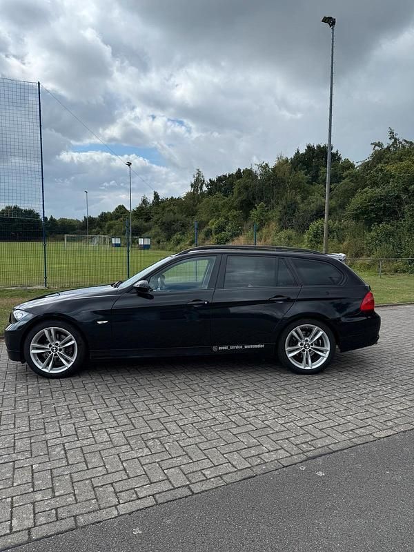 Schwarz Gebraucht 2006 BMW 318 Kombi | 2.150 € (Fairer Preis) - Bild 1/4