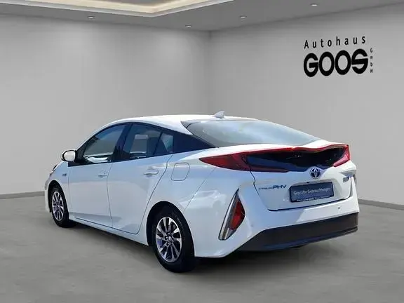 Gebraucht Toyota Prius Basis 122 PS (89 kW) 2018 Novaweiß perleffekt Kleinwagen