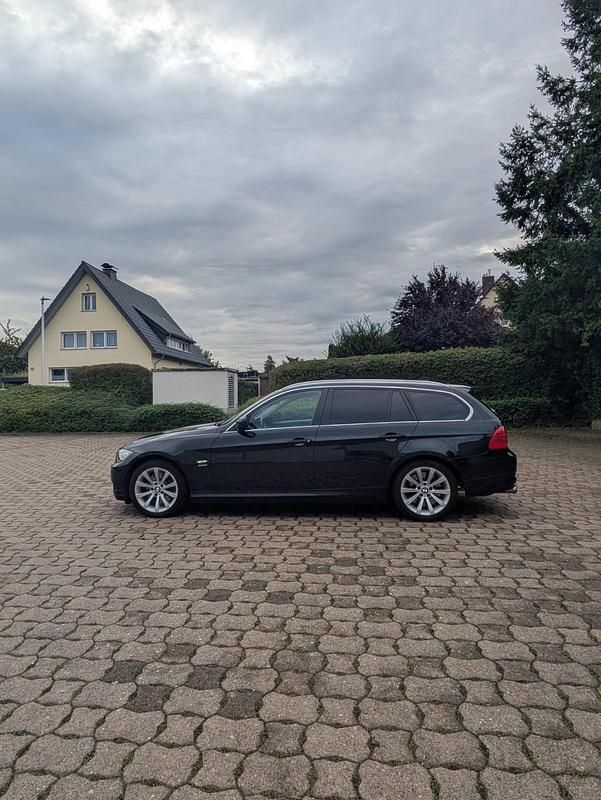 Gebraucht BMW 325 218 PS (160 kW) 2011 Schwarz Kombi