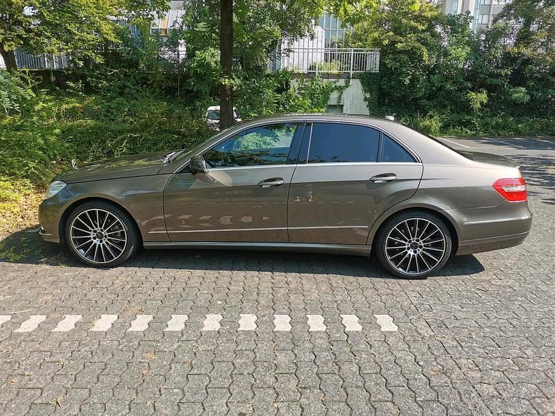 Braun Gebraucht 2009 Mercedes E220 Limousine | 9.300 € (Fairer Preis) - Bild 1/4