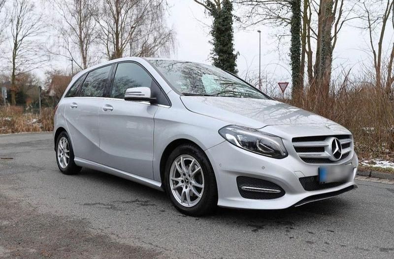 Usata Mercedes B180 109 CV (80 kW) 2017 Argento Monovolume
