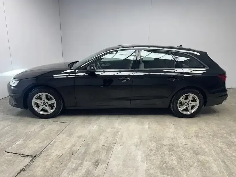 Gebraucht Audi A4 Basis 163 PS (119 kW) 2023 Mythosschwarz (metallic) Kombi