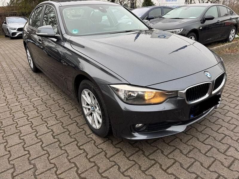Grau Gebraucht 2012 BMW 318 Limousine | 7.200 € (Fairer Preis) - Bild 1/4
