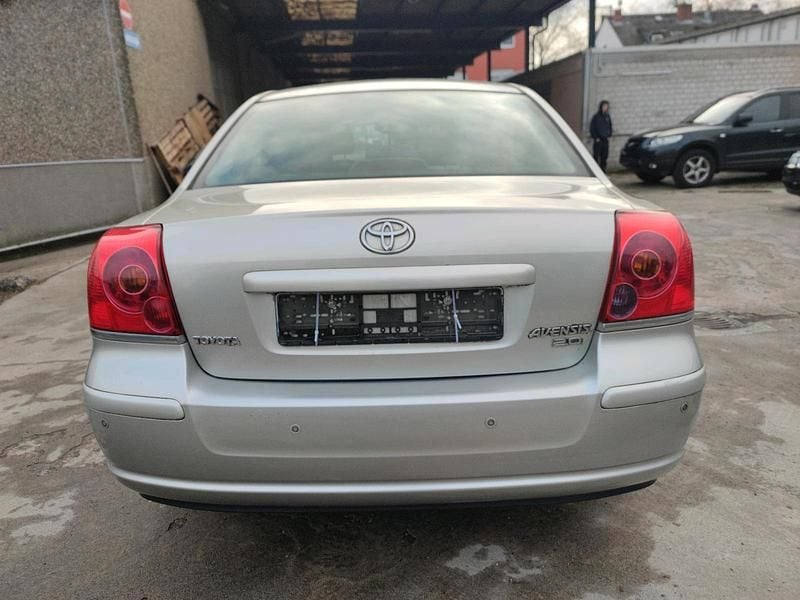 Gebraucht Toyota Avensis 147 PS (108 kW) 2004 Silber Limousine