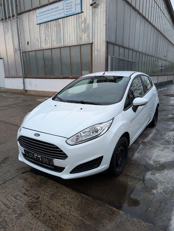 Gebraucht Ford Fiesta 60 PS (44 kW) 2015 Weiß Limousine