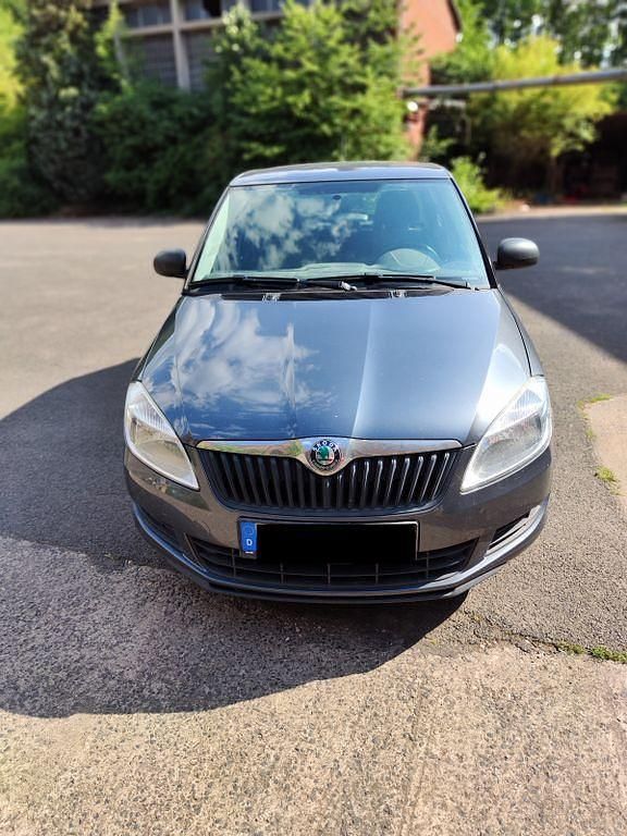 Grau Gebraucht 2012 Skoda Fabia Kleinwagen | 3.950 € (Fairer Preis) - Bild 1/4