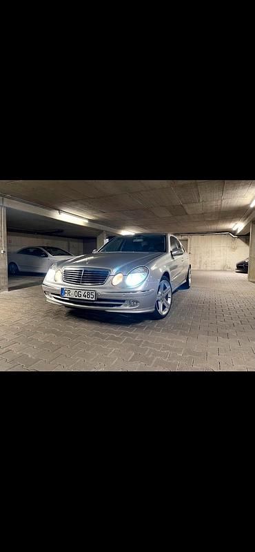 Silber Gebraucht 2003 Mercedes E240 Limousine | 3.200 € (Fairer Preis) - Bild 1/4