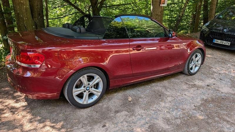 Rot Gebraucht 2012 BMW 120 Cabriolet Sport Line Cabrio | 8.499 € (Fairer Preis) - Bild 1/4
