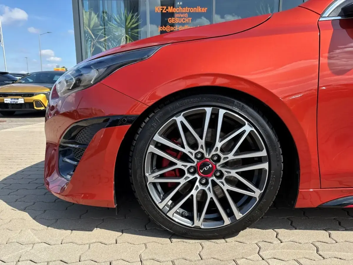 Gebraucht Kia ProCeed GT GT 204 PS (150 kW) 2024 (rng) orange fusion m Kleinwagen