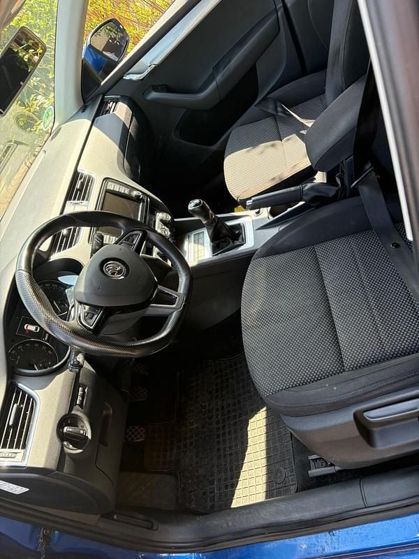 Usado Skoda Octavia 150 HP (110 kW) 2015 Azul Citadino