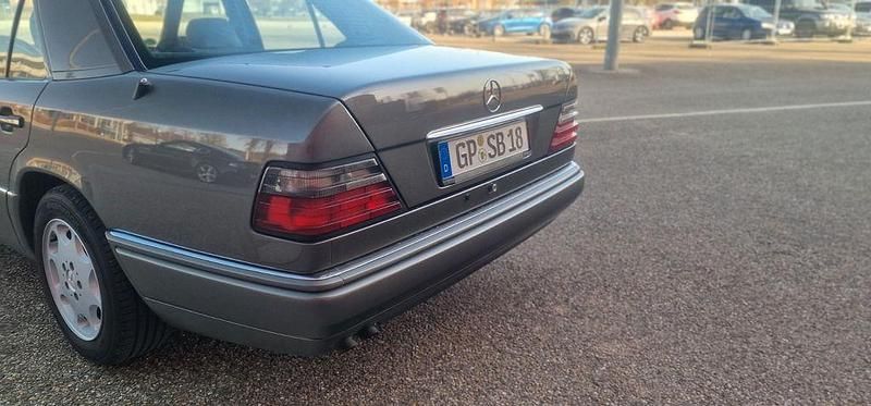 Gebraucht Mercedes E320 Sportline 220 PS (161 kW) 1995 Grau Limousine