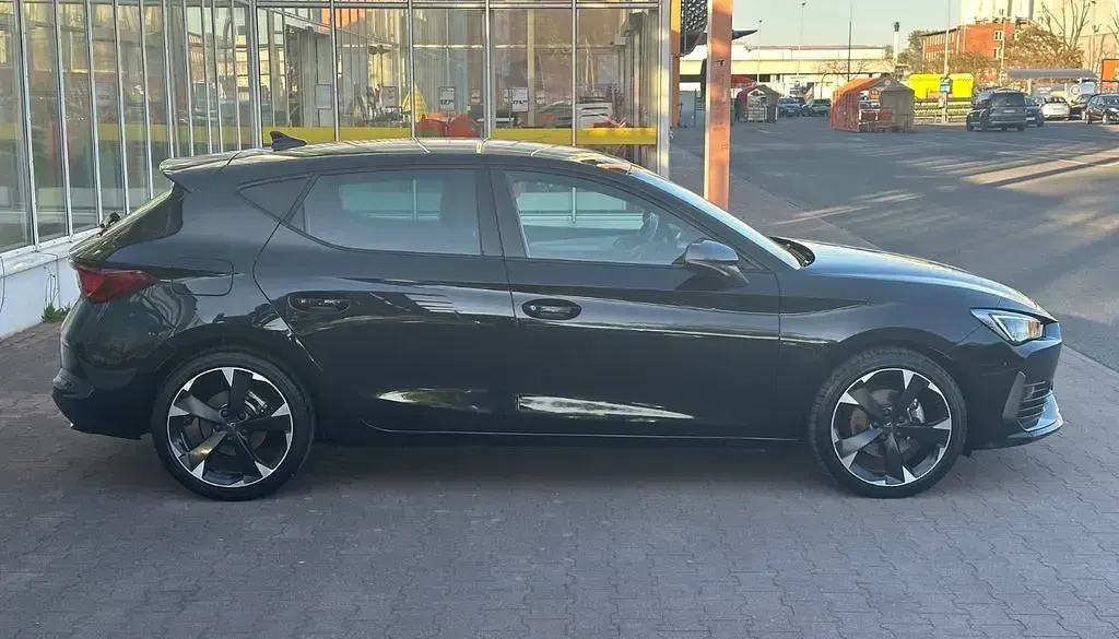 Używany Cupra Leon Basis 150 KM (110 kW) 2024 Czarny Sedan/Limuzyna