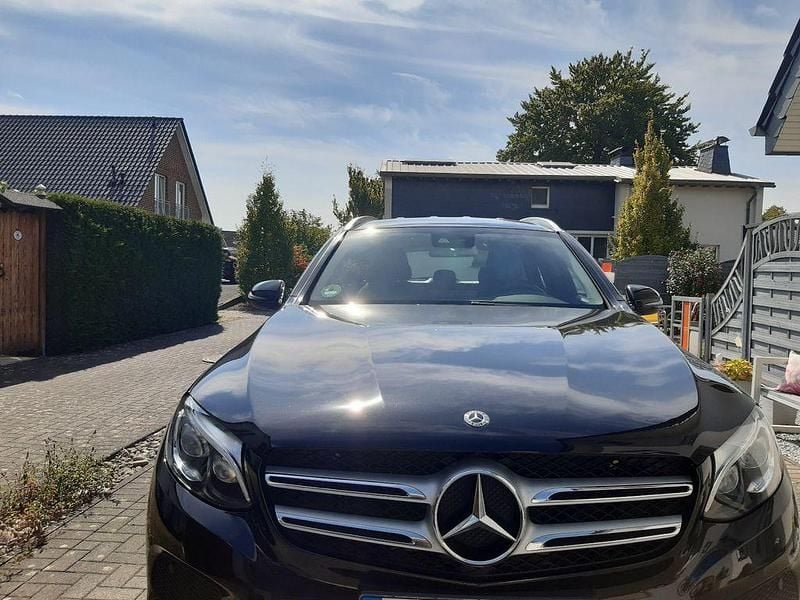Schwarz Gebraucht 2017 Mercedes GLC250 SUV | 20.500 € (Superpreis) - Bild 1/4