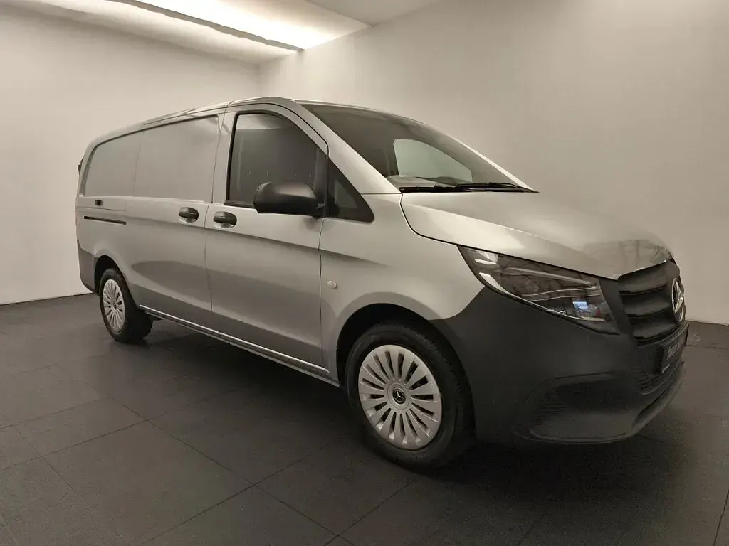 Gebraucht Mercedes Vito 163 PS (119 kW) 2024 Hightechsilber metallic Van