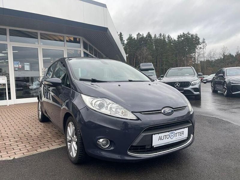Midnight skygrau metallic (metallic) Gebraucht 2012 Ford Fiesta Titanium Kleinwagen | 4.890 € (Fairer Preis) - Bild 1/4