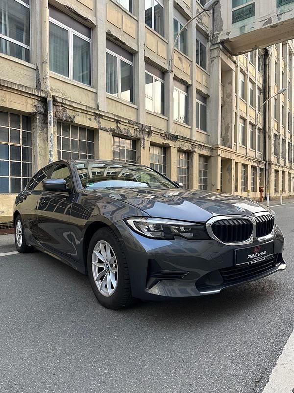 Grau Gebraucht 2021 BMW 320 Luxury Line Limousine | 24.980 € (Superpreis) - Bild 1/4