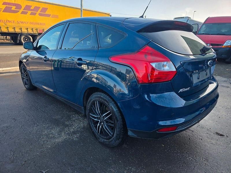 Gebraucht Ford Focus 101 PS (74 kW) 2013 Blau Limousine