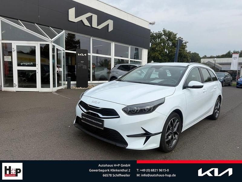 Weiß Gebraucht 2024 Kia Ceed Sportswagon Spirit Kombi | 25.280 € (Fairer Preis) - Bild 1/4
