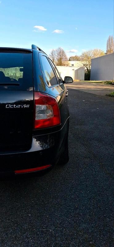 Gebraucht Skoda Octavia 105 PS (77 kW) 2011 Schwarz Kombi