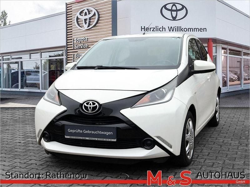 Pianosaweiß Gebraucht 2016 Toyota Aygo X-play Kleinwagen | 9.350 € (Guter Preis) - Bild 1/4