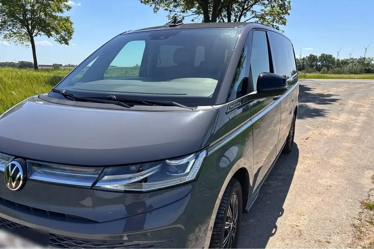 Gebraucht VW Multivan Style 150 PS (110 kW) 2023 Grau Van / Kleinbus