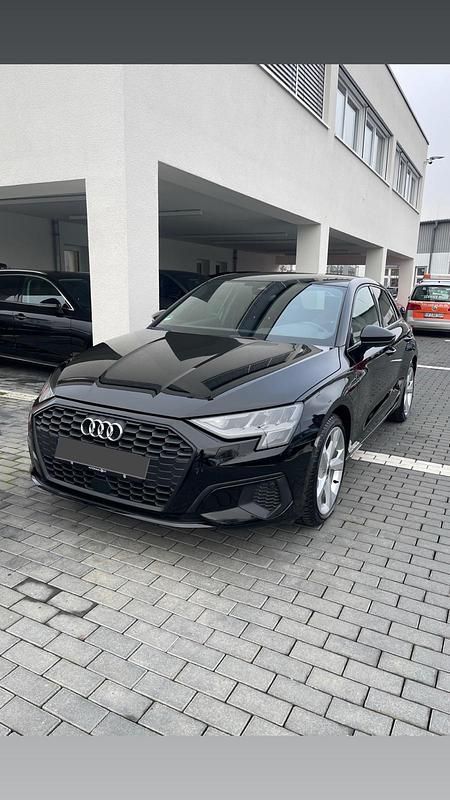 Schwarz Gebraucht 2021 Audi A3 Sportback e-tron Comfort Kleinwagen | 22.000 € (Etwas zu teuer) - Bild 1/4