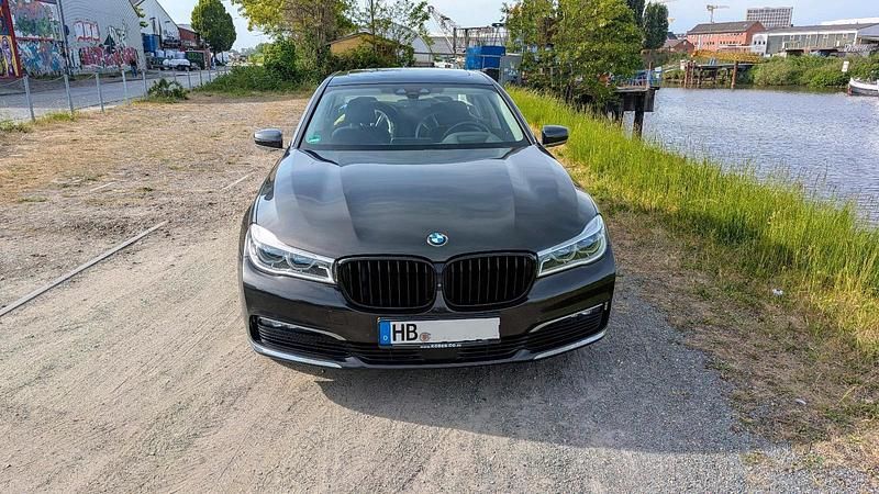 Gebraucht BMW 740 Comfort Edition 320 PS (235 kW) 2016 Braun Limousine