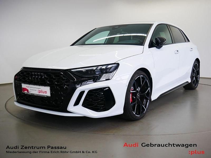 Gletscherweiß metallic Gebraucht 2024 Audi RS3 Sportback Ambiente Kleinwagen | 56.900 € (Superpreis) - Bild 1/4