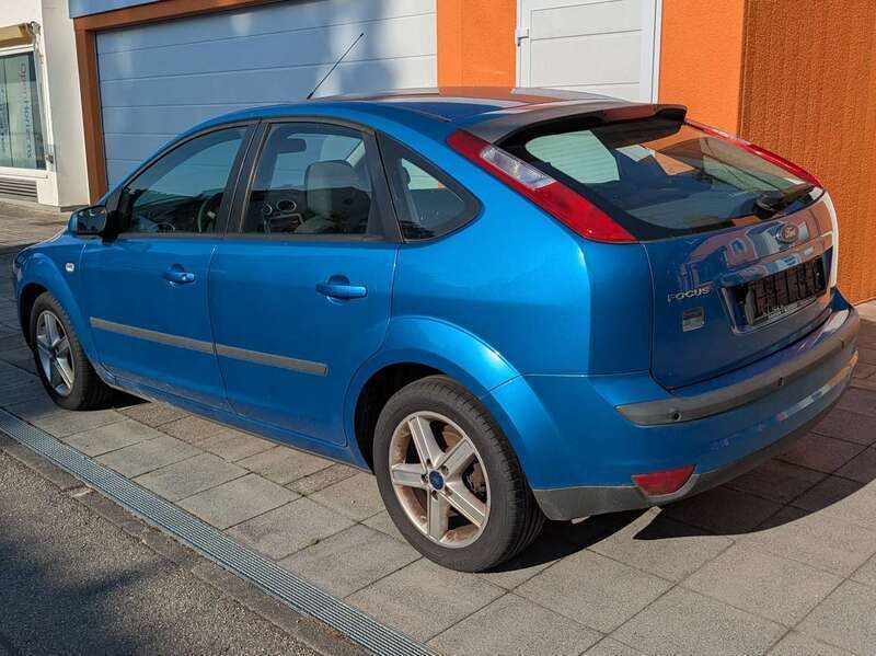 Blau Gebraucht 2006 Ford Focus Limousine | 1.200 € (Guter Preis) - Bild 1/3
