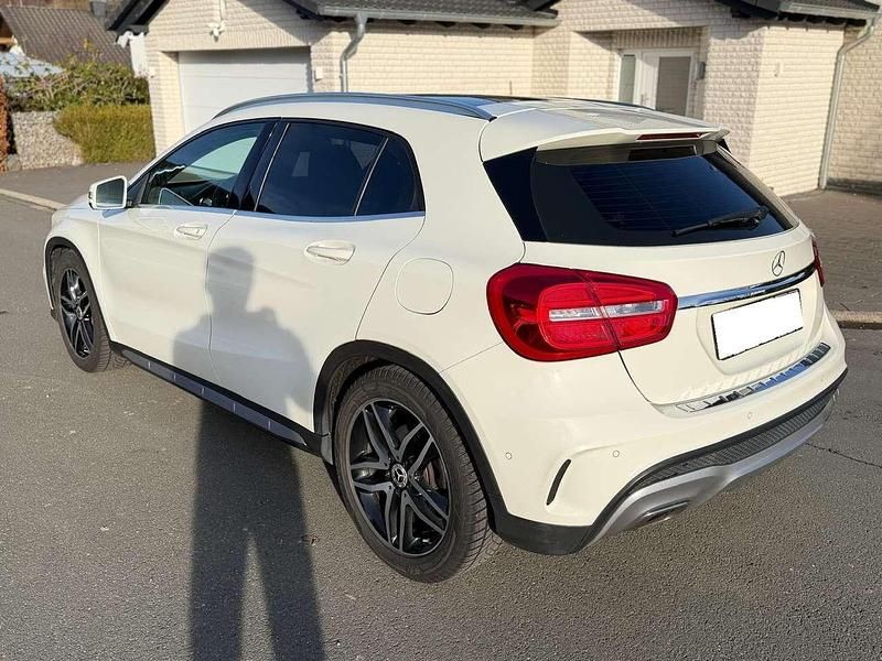 Gebraucht Mercedes GLA200 156 PS (114 kW) 2015 Calcitweiss  unilack SUV