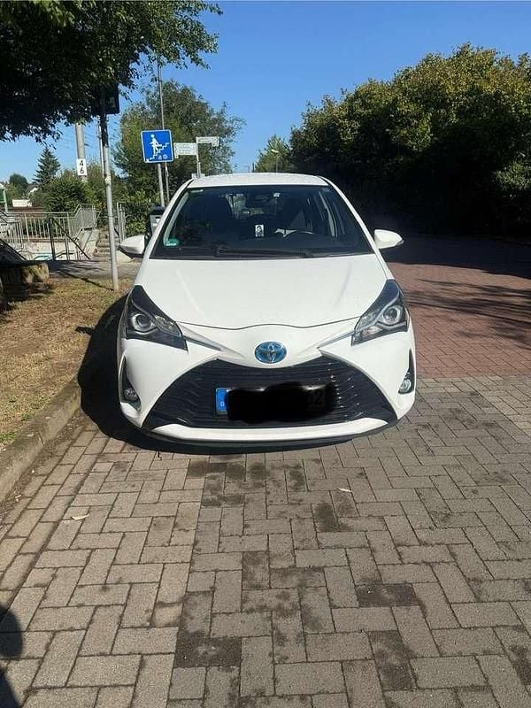 Weiß Gebraucht 2018 Toyota Yaris Hybrid Team Limousine | 12.850 € (Guter Preis) - Bild 1/4