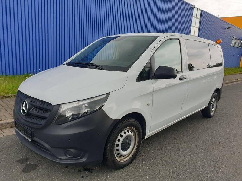 Weiß Gebraucht 2018 Mercedes Vito Van / Kleinbus | 17.200 € - Bild 1/4