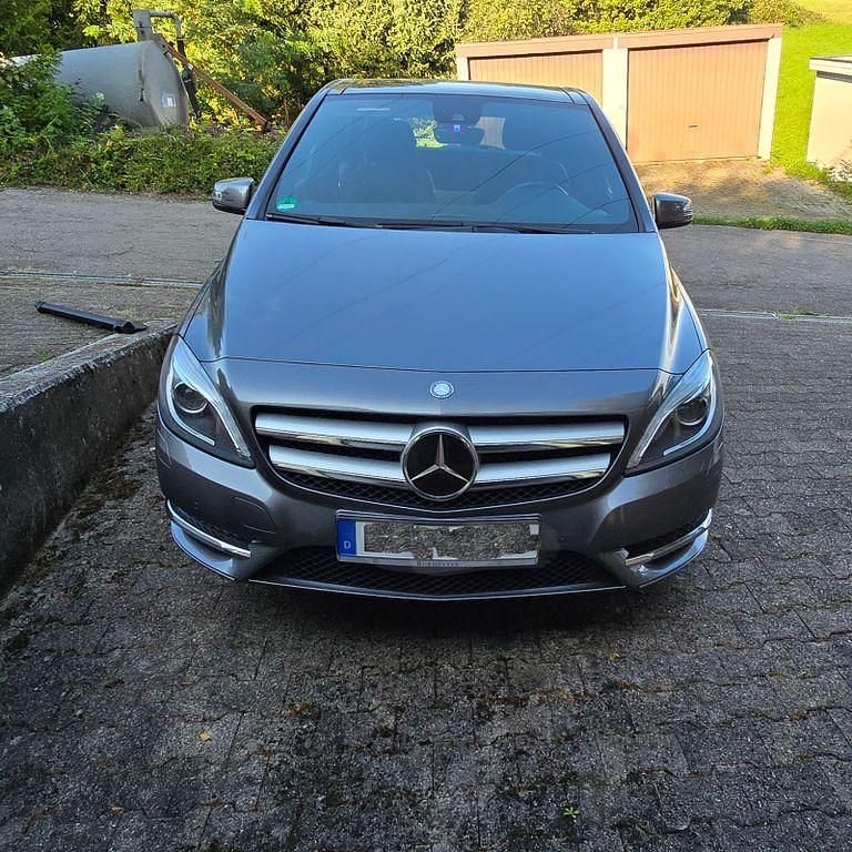 Grau Gebraucht 2012 Mercedes B200 Van / Kleinbus | 13.800 € (Fairer Preis) - Bild 1/4