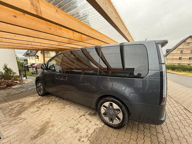 Grau Gebraucht 2023 Hyundai Staria Prime Van | 37.990 € (Superpreis) - Bild 1/4