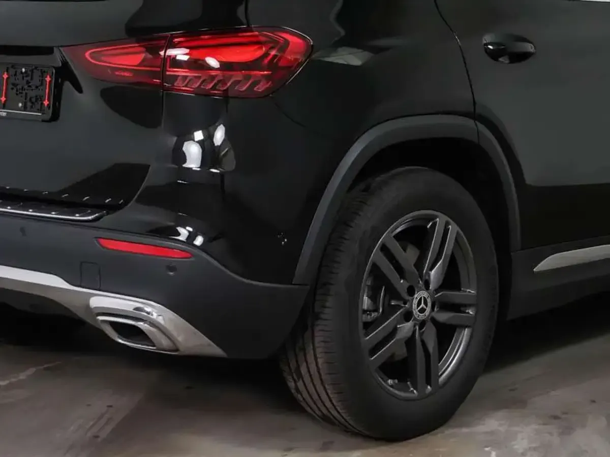 Gebraucht Mercedes GLA220 190 PS (139 kW) 2025 Metalliclack kosmosschwarz SUV