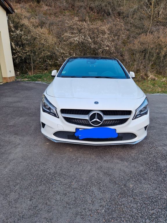 Weiß Gebraucht 2018 Mercedes CLA200 Shooting Brake Kombi | 19.900 € (Guter Preis) - Bild 1/4